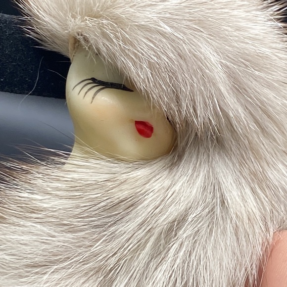 Gorgeous Fur Porcelain Lady Face Brooch - Picture 3 of 6